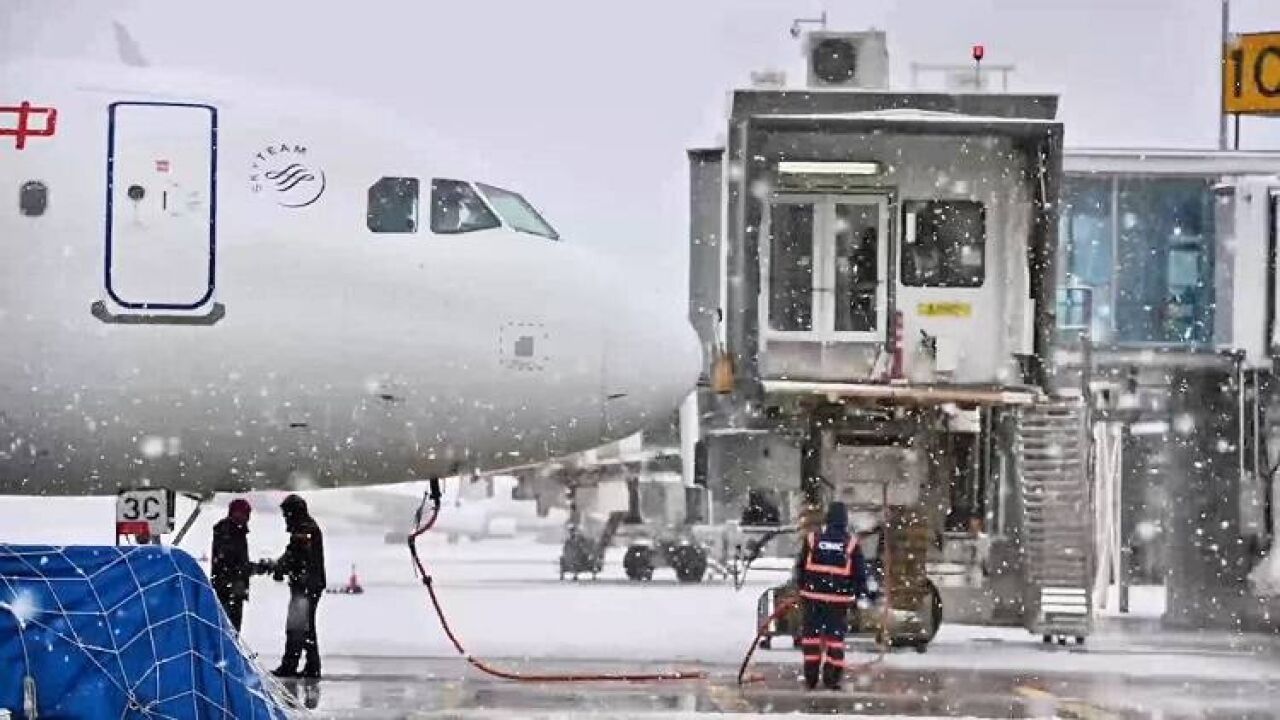 除雪保畅 烟台机场全力做好降雪期间航班和旅客服务保障