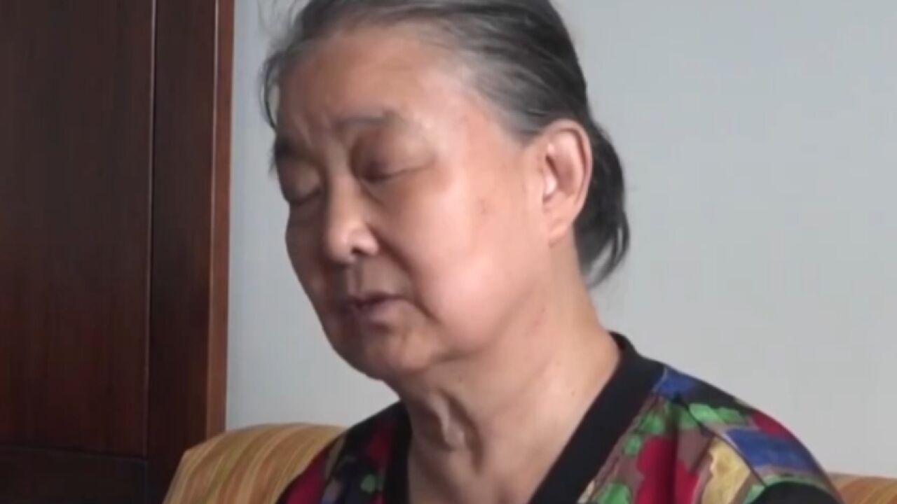 据姐姐刘女士讲述,她和妹妹是同母异父,因此姓氏不同