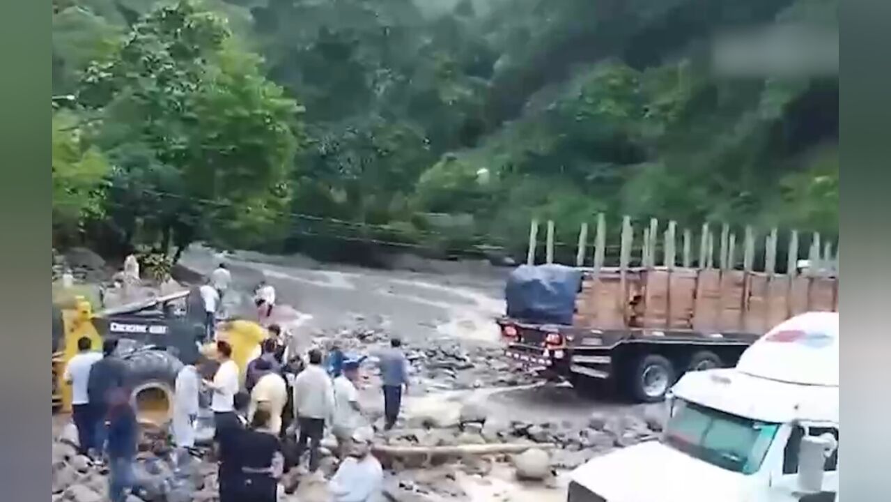 秘鲁连日遭暴雨袭击,大量民众紧急撤离