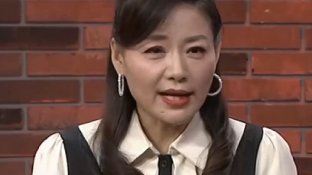 面对田女士的热情追求,王先生慌了神,表示要仔细考虑