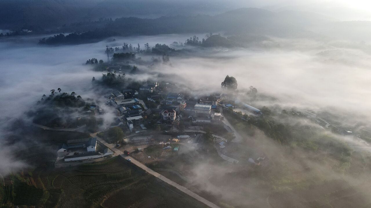 千城胜景|云南施甸:青山含远黛 云雾抚村舍