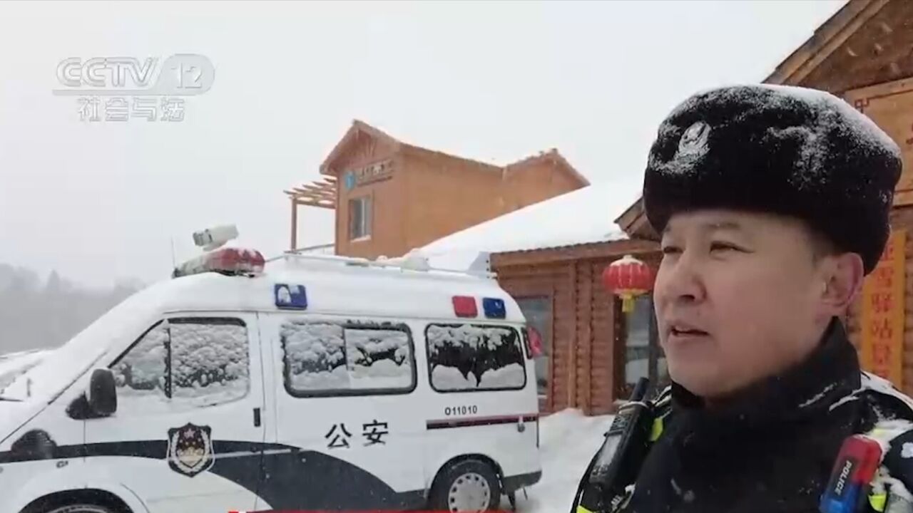 黑龙江亚雪公路因积雪容易陷车,交警护送进出雪乡景区的车辆,确保安全