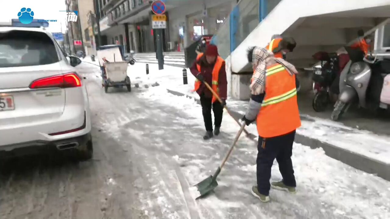 仅休息三个小时又上岗!河南环卫工人铲冰除雪进行时