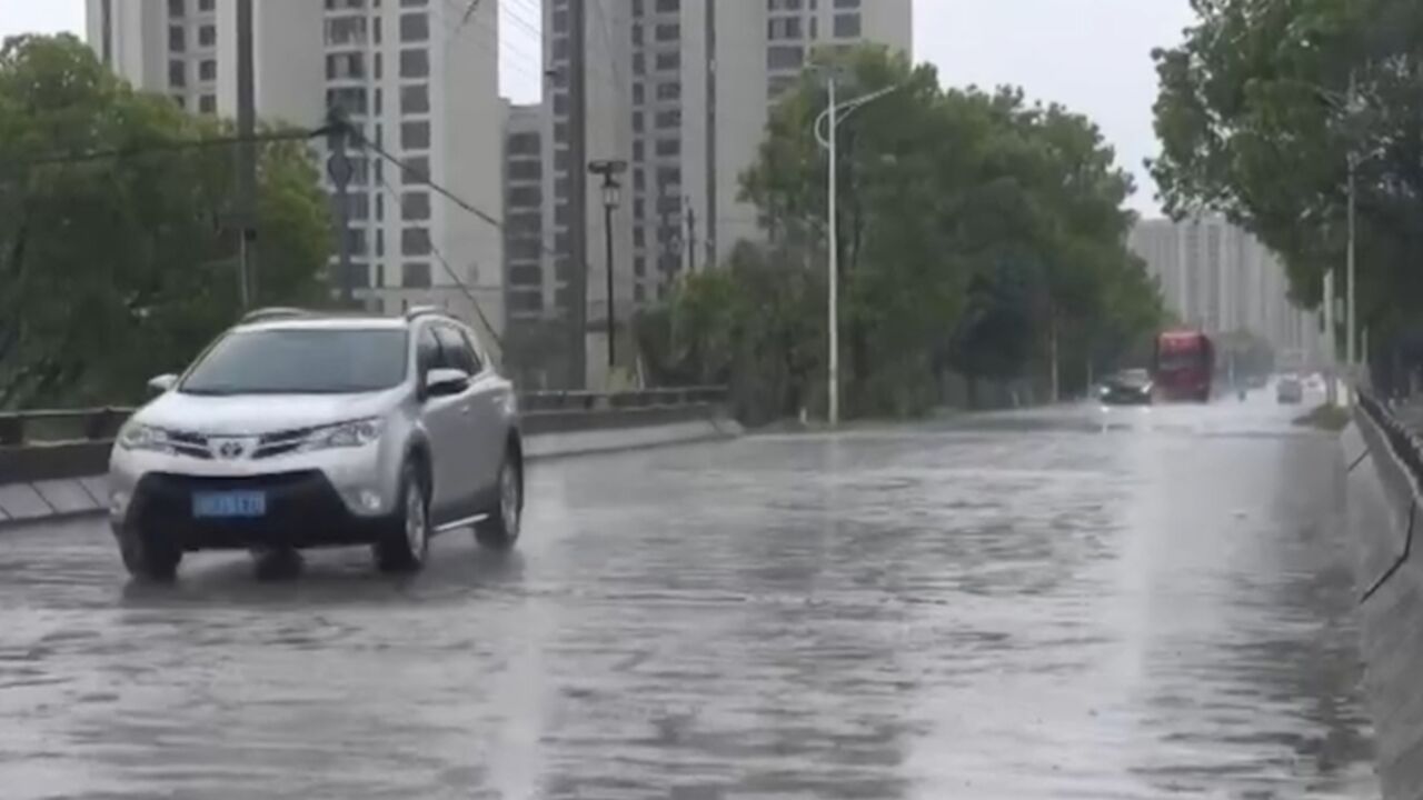 江西乐平遭遇强降雨,道路出现塌方,部分小区道路被淹