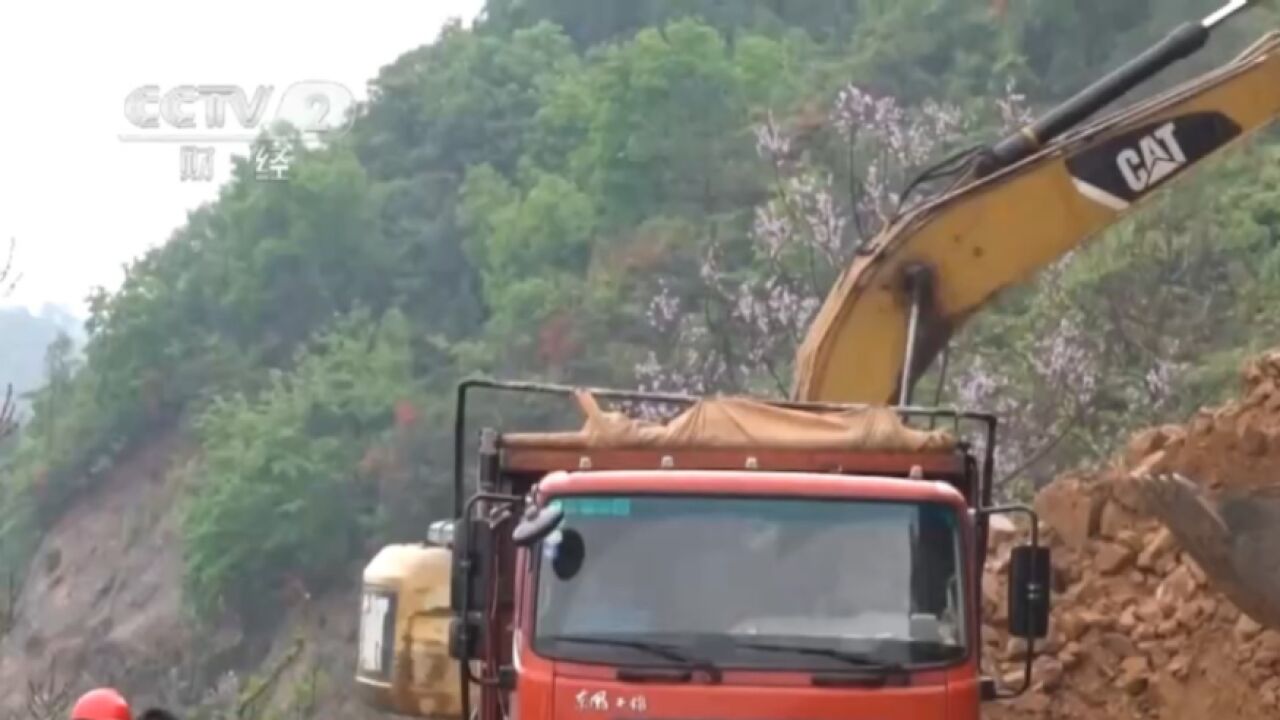 江西万安:强降雨导致公路严重塌方,当地紧急抢修