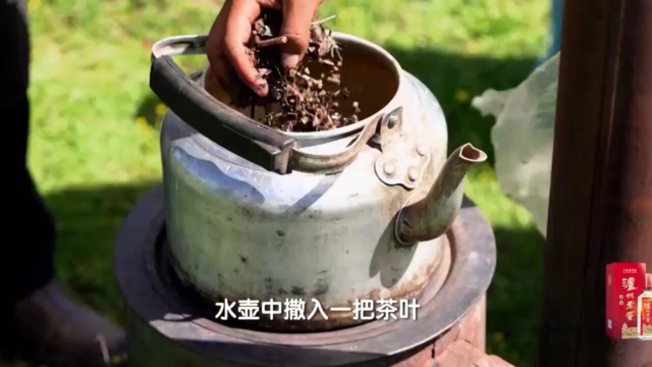 煮沸的牦牛奶茶,混加青稞面粉制作而成的糌粑,满足了高原人民充饥御寒的需求