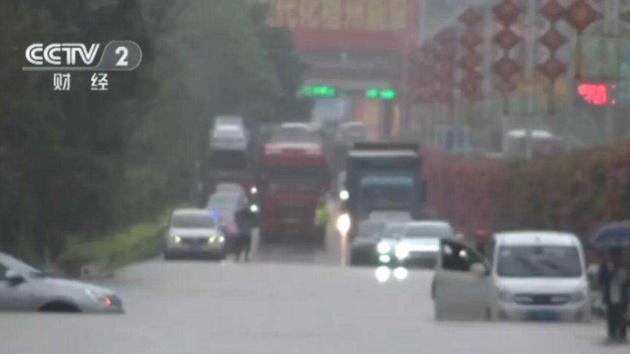 广西梧州:降雨致局地内涝,救援人员紧急转移被困群众