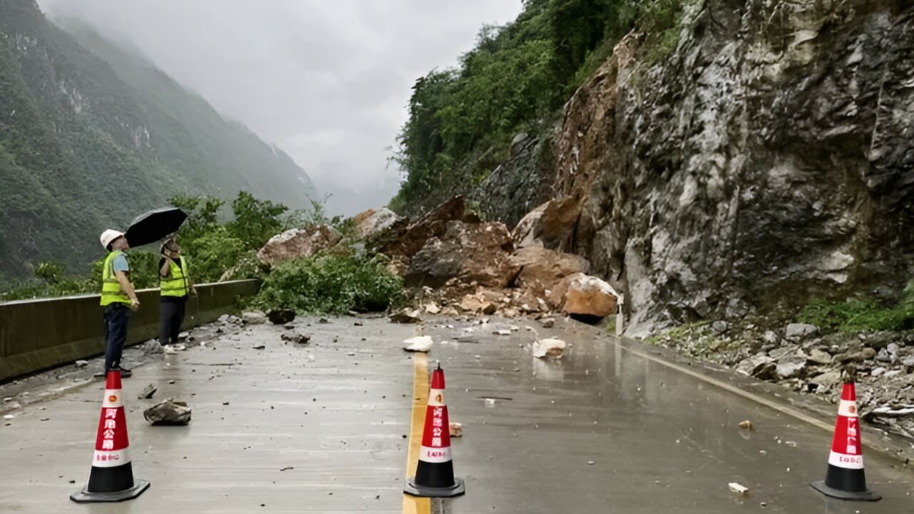 强降雨导致广西天峨公路上边坡塌方 交通中断