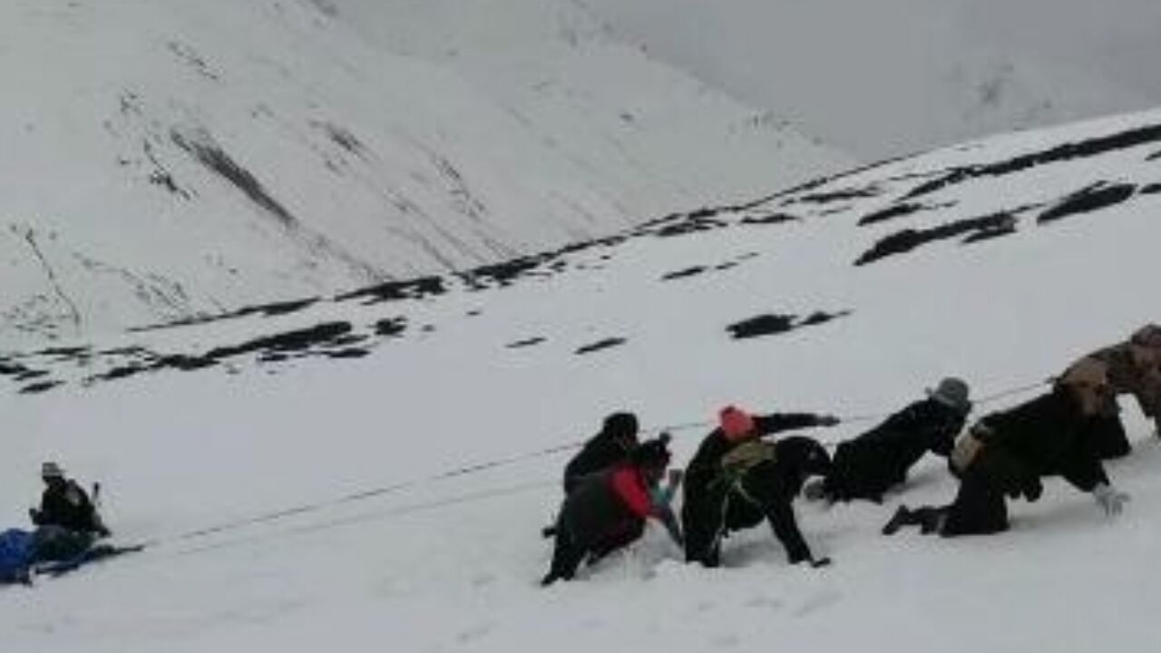 30岁驴友徒步贡嘎山遇难:海拔4500米雪山上,救援人员跪地前行转运遗体下山