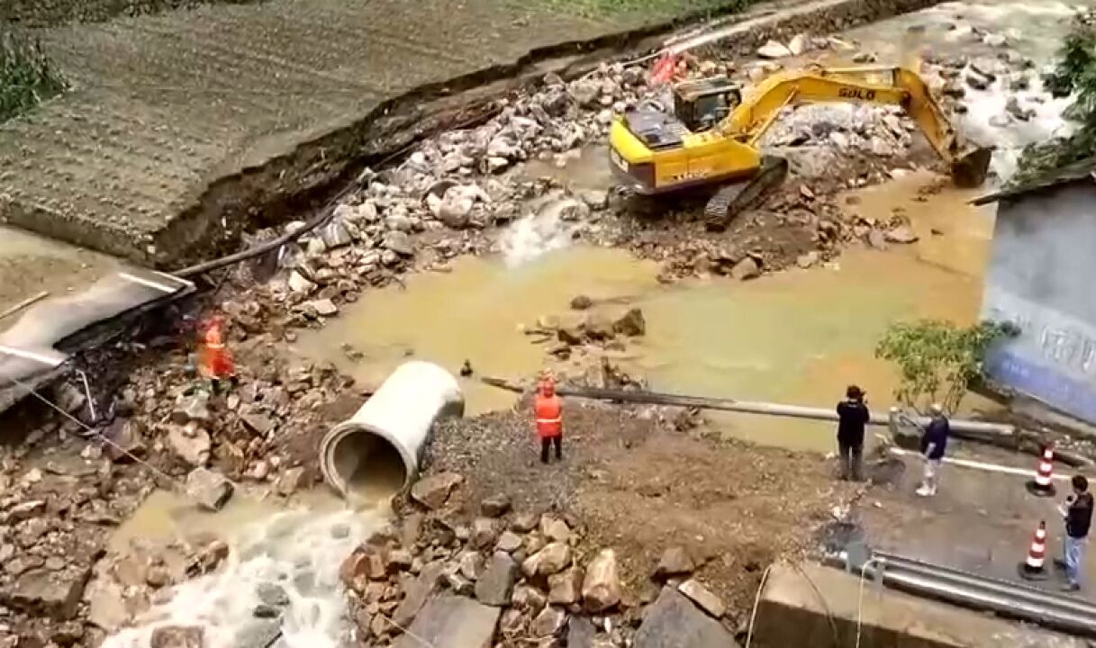 浙江淳安:强降雨致多条公路损毁,抢修紧张进行