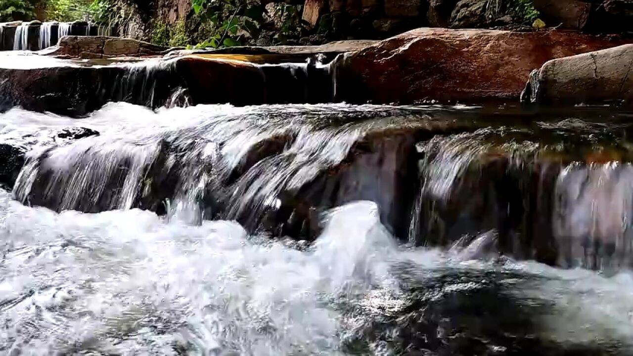 威海市环翠区:雨后里口山现飞瀑