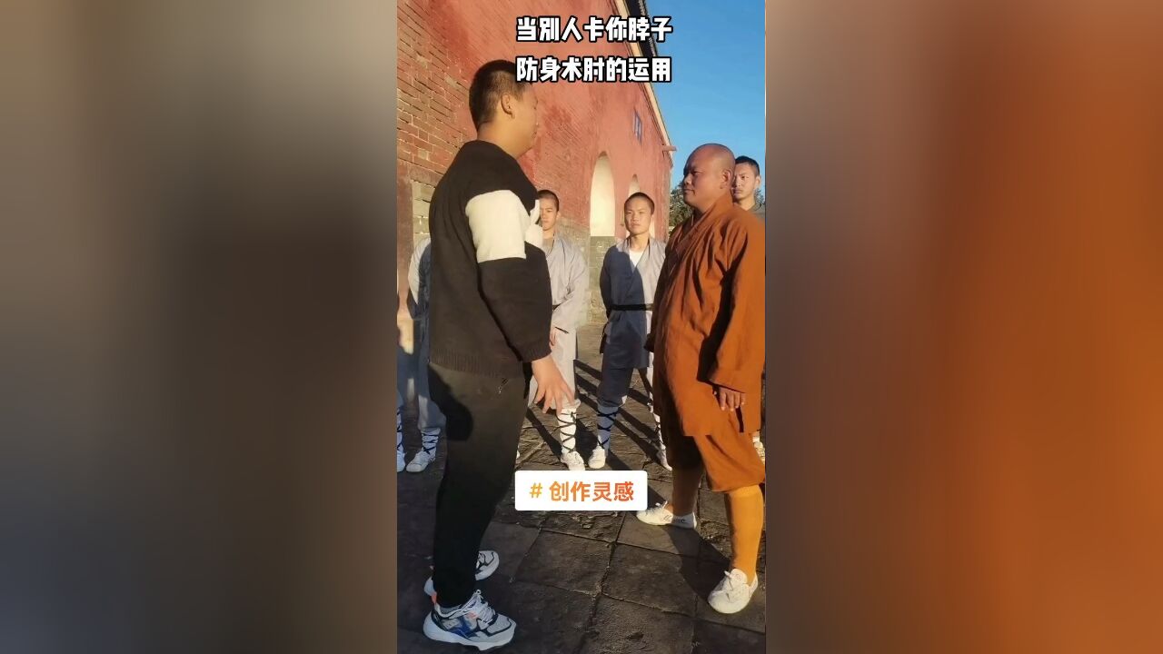 创作灵感当别人卡你脖子你可以抬右臂从对方左臂上插过来下压对方臂,然后接撞肘下额