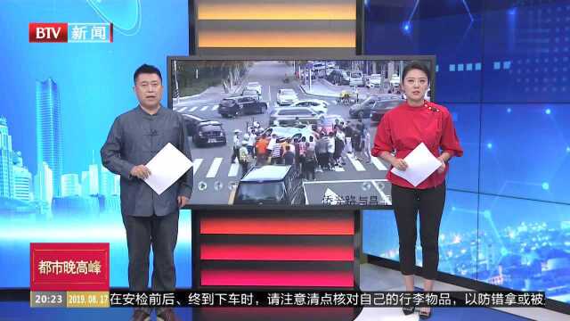 广东珠海:共享汽车撞翻出租车 路人忙伸援手救人