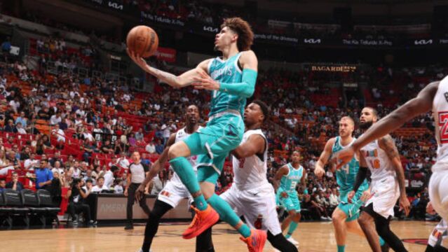 三球vs热火集锦 复出首秀砍15+6+6风骚背传秀翻全场