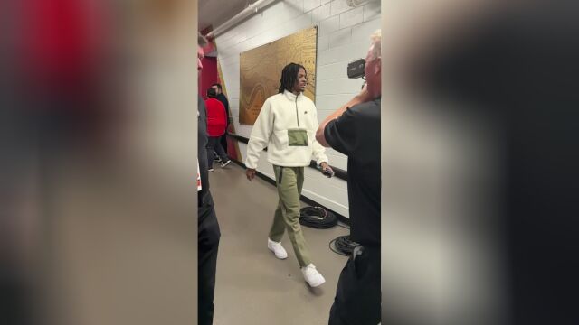 大战一触即发 灰熊鹈鹕球员依次入场赛前热身
