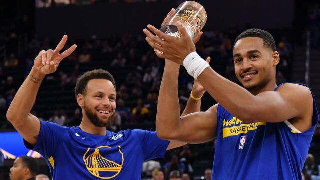 脸上洋溢着笑容 NBA官方为普尔颁发上赛季常罚球冠军杯
