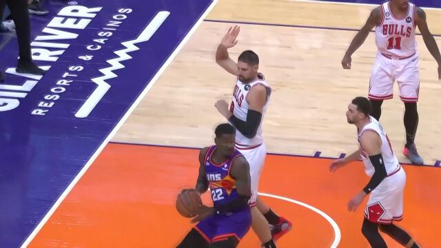 启动加速甩开防守 拉文光速突破双臂扣篮