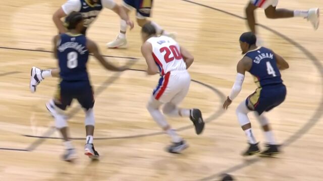 抱你都抱不住 锡安篮下接饼抗着防守轻松放进