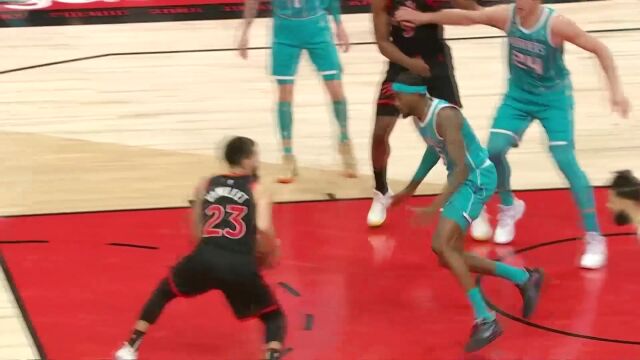 靠节奏戏耍对手 范弗利特展现华丽操作挑篮打进