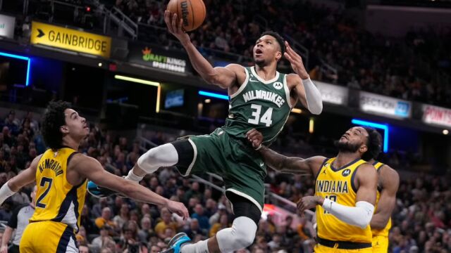 NBA全明星首发字母哥赛季十佳球 生突硬凿暴力隔扣碾压禁区