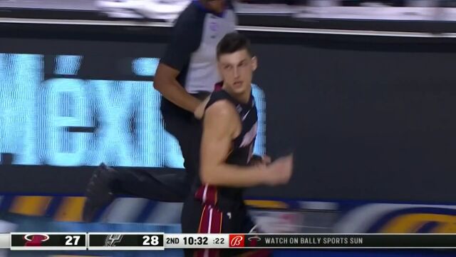 默契配合击破防线 希罗助飞阿德巴约暴扣炸穿篮筐