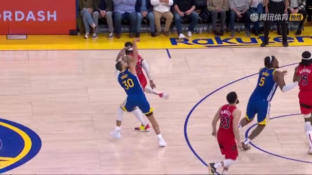 在气势方面已经一边倒了 库里无情三分箭刺穿防守疯狂庆祝
