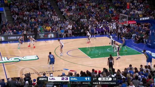 东契奇扛着炸药包冲到禁区 顶着加布里埃尔完成上篮