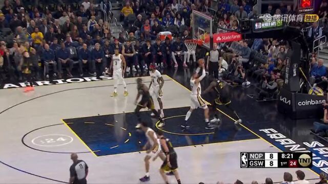 防不胜防！库里迎着三人防守高抛喂饼追梦空切上篮