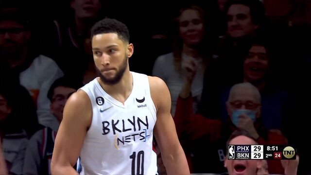 两位前任的对决 西蒙斯直突内线还造布克犯规