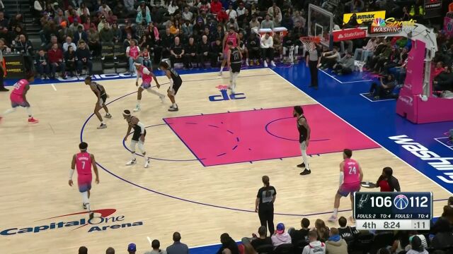 内线翻江倒海 怀特制霸篮下反方向上篮得手