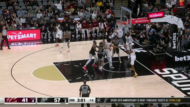 撕裂防线！莫布利连续展示两记惊艳扣篮