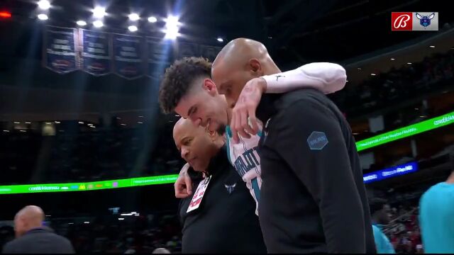 又伤了！三球遭队友误伤90度严重崴脚被两人搀扶回更衣室