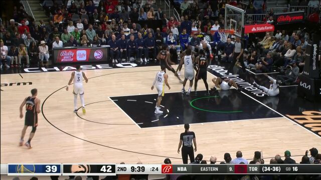 无人盯防弧顶开火 格里芬三分出手稳稳命中