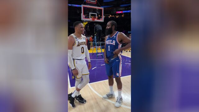 二哥三弟甚是想念！威少和哈登赛后致敬亲密聊天