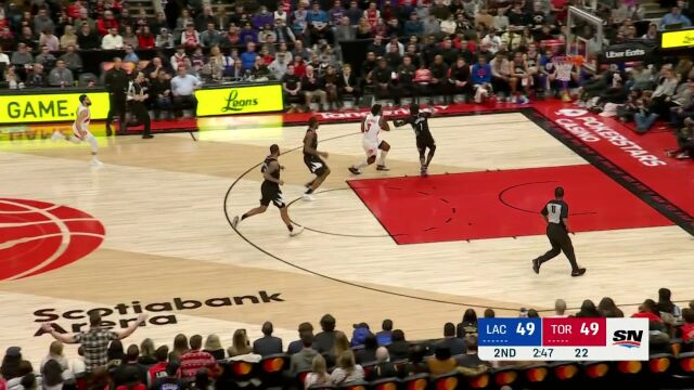 守卫篮下寸土必争!乔治上篮遭血帽 小卡拒绝阿奴诺比暴扣