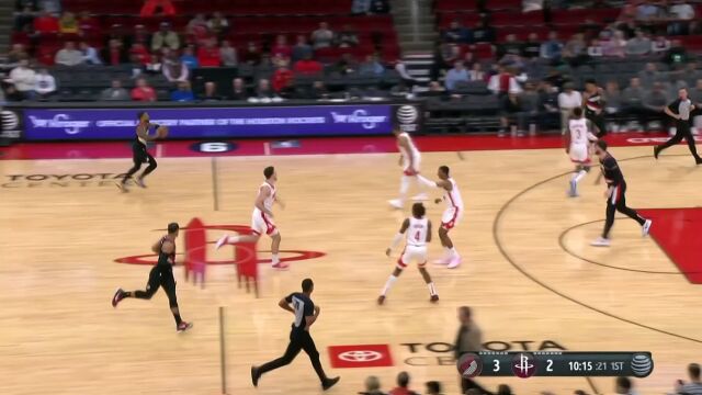 利拉德直接送出长传 努尔基奇接球单手一扣