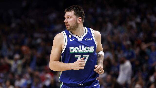 东契奇vs76人集锦 42+4+12手感爆棚强势带队