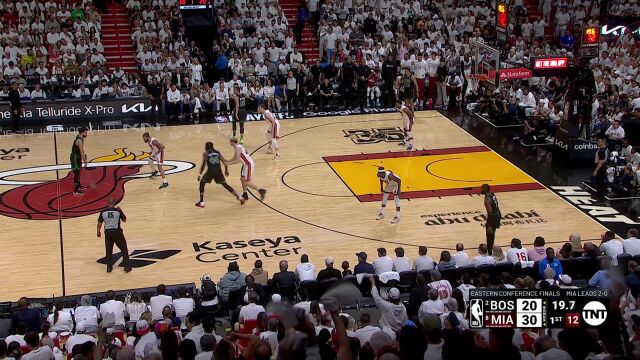 你是懂气人的！洛瑞后摔躺地还不忘送上嘲讽小动作