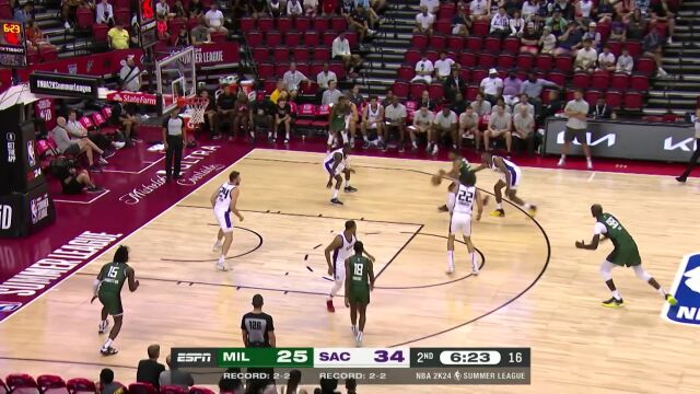 暴力美学展现的淋漓尽致！利文斯顿禁区滞空折叠拉杆上篮美如画