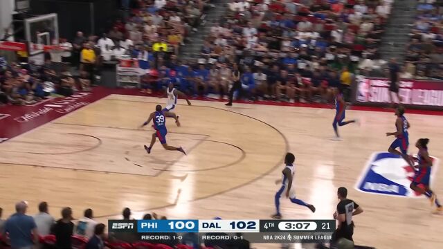 沃克犀利长传撕裂防线 摩尔拉杆空接上篮惊艳全场