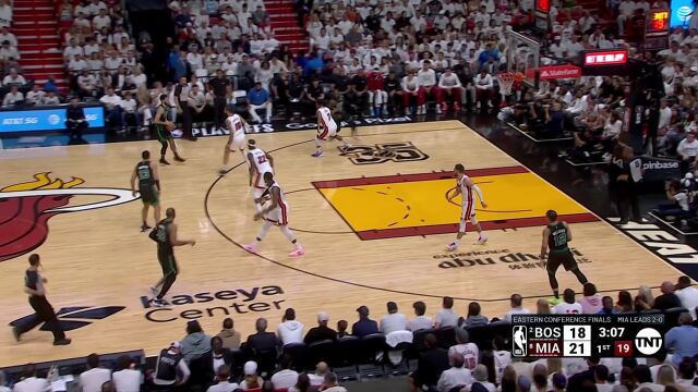 真不是故意的！塔图姆一个高抬腿闪躲踢到阿德巴约头部