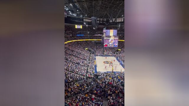 不满裁判判罚 掘金主场球迷群情激奋