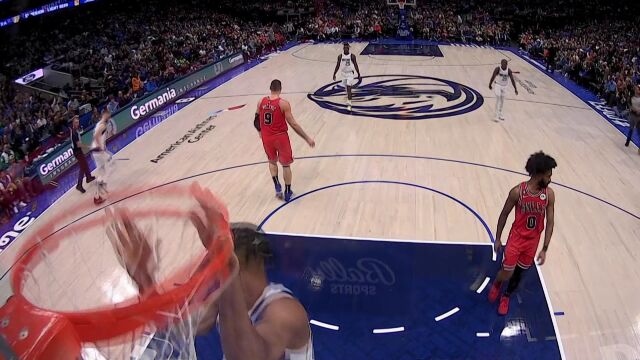 全替补阵容依旧默契十足 赖特妙传劳森球到人到双手暴扣