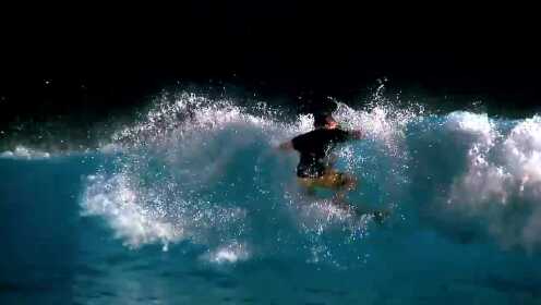 黑夜海上极限冲浪，还有什么比这更惊险刺激的