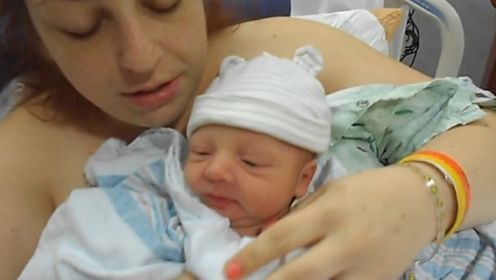 刚出生的小宝宝以为还在子宫里，可爱的小模样让护士萌化了