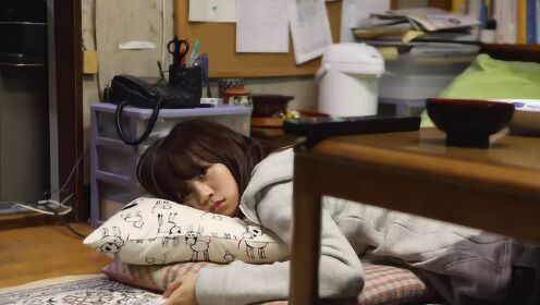 刚毕业的女大学生,只会在家当个废柴,就连家务活也让父亲做