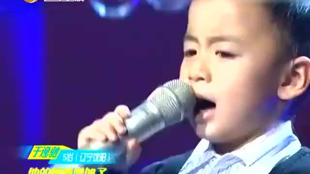 超萌二宝于逸驰演唱《小小少年》,酷酷的表情太招人喜欢了