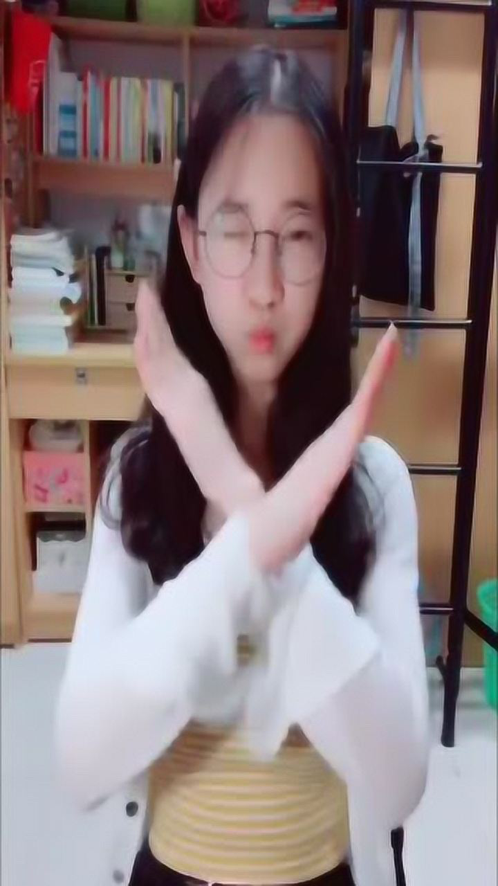 逗舞挑战赛动作渐渐僵硬调皮的小姐姐你喜欢吗
