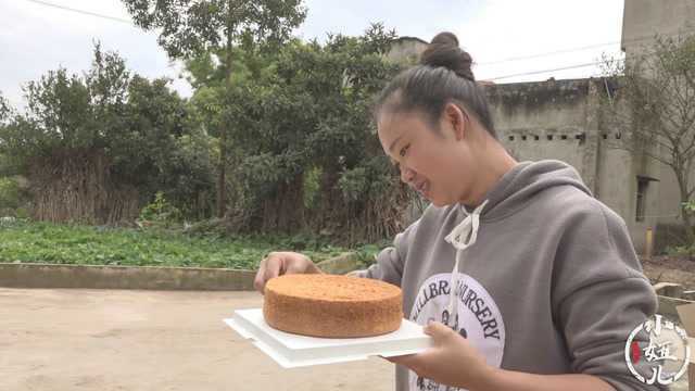 初学的小妞给蛋糕穿了“花衣裳”,5朵玫瑰+金黄芒果,蛋糕成功!