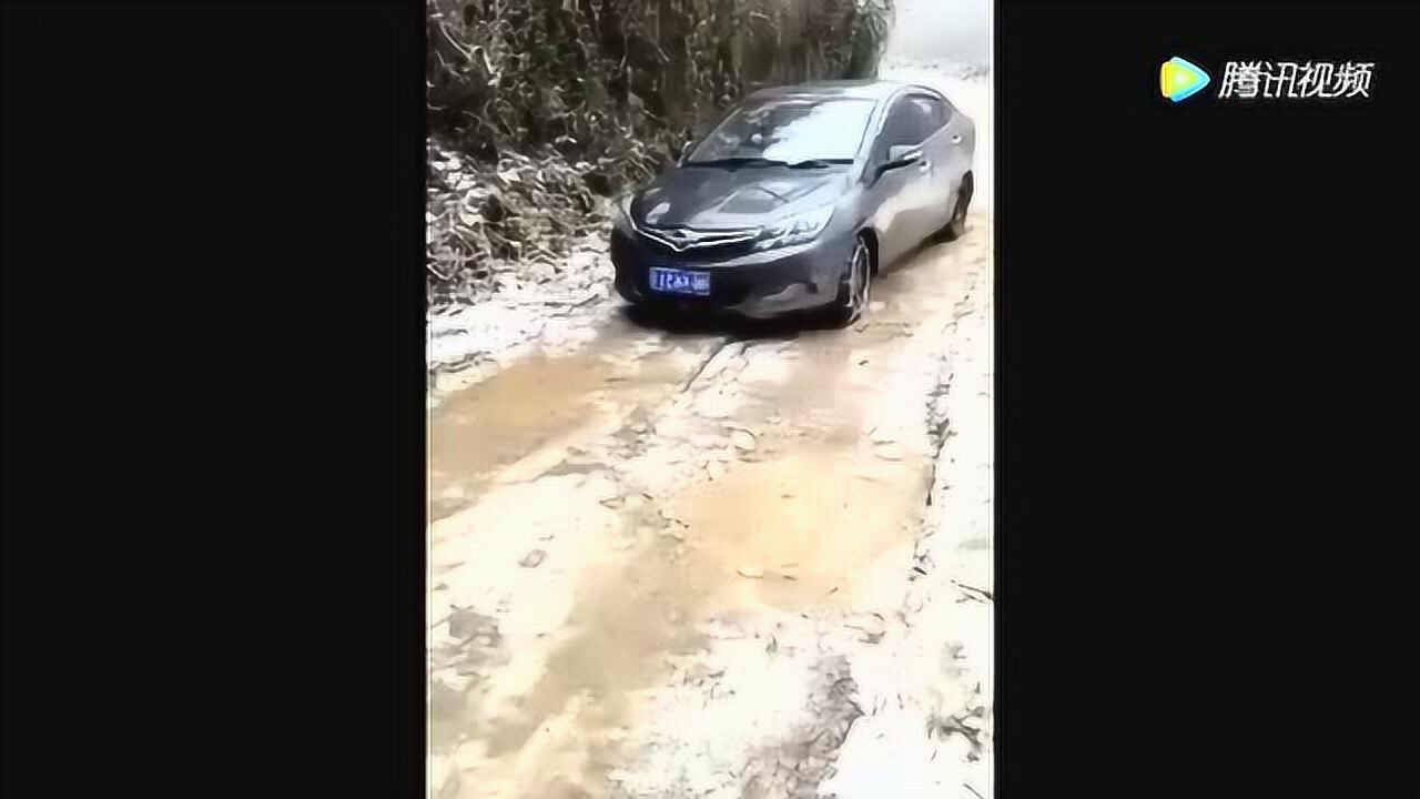下雪天农村路太滑了车就这样漂移了一路